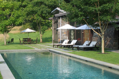 Foto de piscina con fuente alargada moderna extra grande rectangular con adoquines de piedra natural