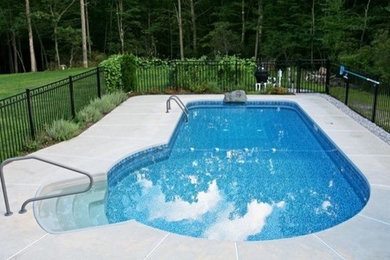 Exemple d'une piscine avec une dalle de béton.