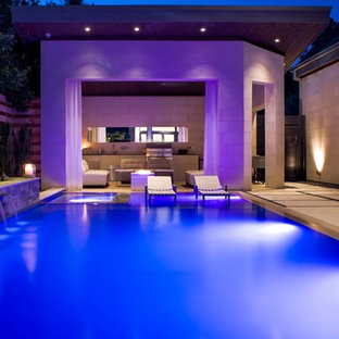 Foto di una piscina a sfioro infinito moderna rettangolare di medie dimensioni e in cortile con una dépendance a bordo piscina e pedane
