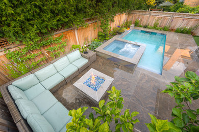 На фото: маленький бассейн в классическом стиле для на участке и в саду