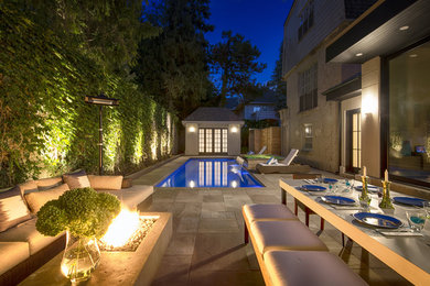 Diseño de piscinas y jacuzzis actuales pequeños rectangulares en patio trasero con adoquines de piedra natural