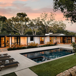 Großer Retro Schwimmteich hinter dem Haus in rechteckiger Form mit Stempelbeton in Santa Barbara