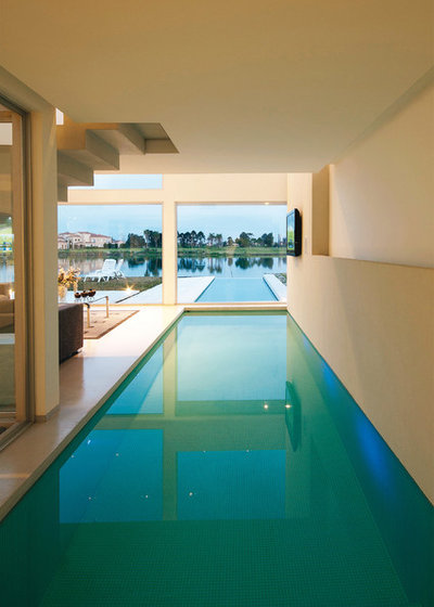 Contemporary Pool by Vanguarda Arquitectos