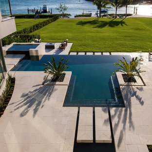 Diseño de piscinas y jacuzzis infinitos, contemporáneos, de tamaño medio, a medida, en patio trasero, con suelo de baldosas