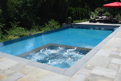 Transitional pool photo in New York