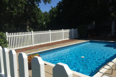 Ejemplo de piscina alargada tradicional de tamaño medio rectangular en patio trasero