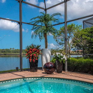Ispirazione per una piccola piscina tropicale dietro casa