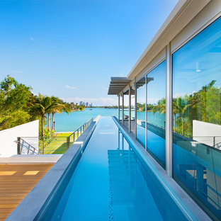 Idee per un'ampia piscina monocorsia contemporanea rettangolare nel cortile laterale con pedane
