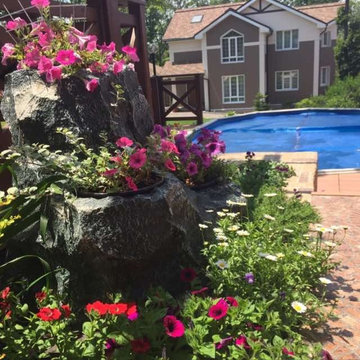 Вид на бассейн и дом