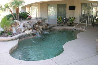 На фото: маленький бассейн произвольной формы на заднем дворе в морском стиле с фонтаном и покрытием из гранитной крошки для на участке и в саду