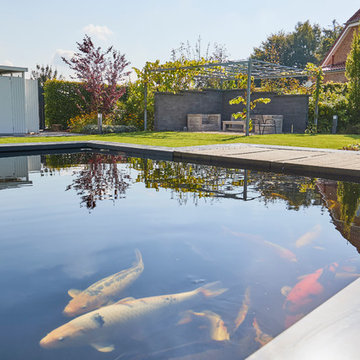Villa im Bauhausstil mit Teich im Garten