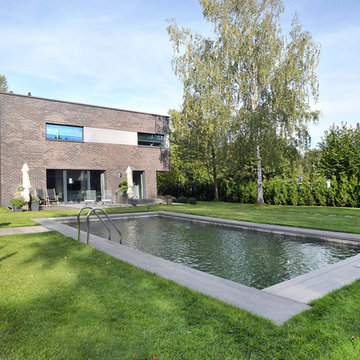 Villa in Hoppegarten; Pool, Birke und Aussendusche
