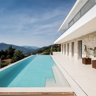 Großer Moderner Pool in rechteckiger Form in Stuttgart