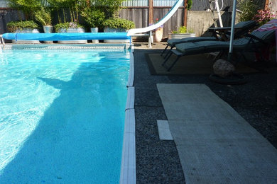 На фото: прямоугольный бассейн на заднем дворе
