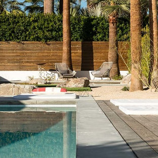 Diseño de piscinas y jacuzzis vintage, de tamaño medio, rectangulares, en patio trasero, con losas de hormigón