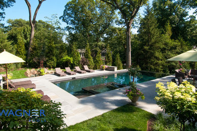 Mittelgroßer Klassischer Infinity-Pool hinter dem Haus in rechteckiger Form mit Wasserspiel und Natursteinplatten in New York