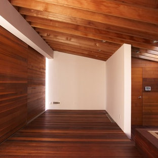 Immagine di una grande piscina monocorsia moderna rettangolare dietro casa con una dépendance a bordo piscina e pedane