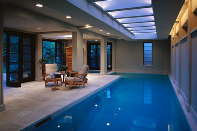 Imagen de casa de la piscina y piscina contemporánea de tamaño medio interior