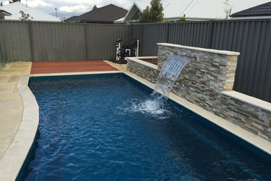 Immagine di una piscina chic