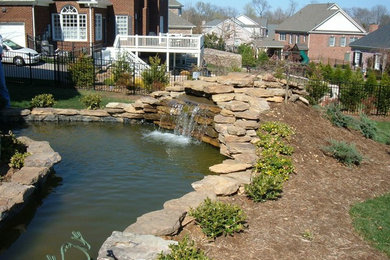ナッシュビルにある高級な中くらいなラスティックスタイルのおしゃれなプール (噴水、天然石敷き) の写真