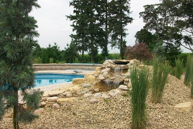 На фото: бассейн на заднем дворе с фонтаном