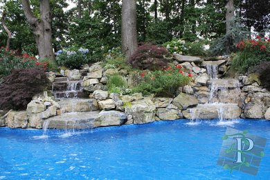 Пример оригинального дизайна: бассейн среднего размера, в форме фасоли на заднем дворе в классическом стиле с фонтаном и мощением тротуарной плиткой