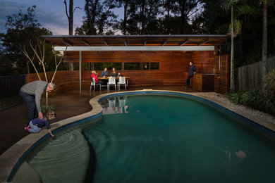 Пример оригинального дизайна: бассейн среднего размера в современном стиле