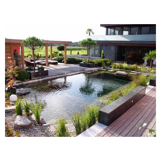 Wellnessgarten mit Schwimmteich und Außensauna Contemporain Piscine