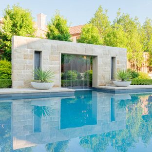 Esempio di una grande piscina moderna rettangolare dietro casa con pedane