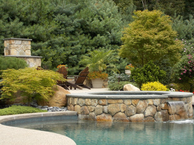 Piscina by Lynch Landscape and Tree Service, Inc.