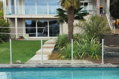 Modelo de piscina tropical grande a medida en patio trasero