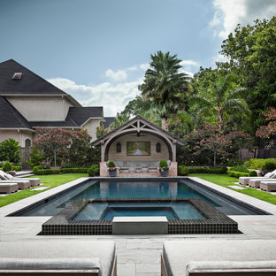 Imagen de piscinas y jacuzzis alargados, tradicionales renovados, de tamaño medio, rectangulares, en patio trasero, con adoquines de piedra natural
