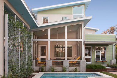 Imagen de piscina alargada contemporánea rectangular en patio lateral