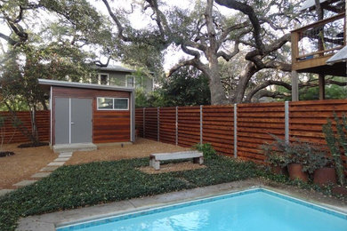 Imagen de casa de la piscina y piscina alargada tradicional de tamaño medio rectangular en patio trasero con adoquines de hormigón