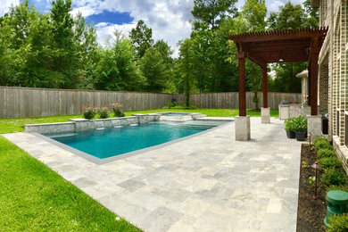 Mittelgroßer Moderner Pool hinter dem Haus in rechteckiger Form mit Natursteinplatten in Houston
