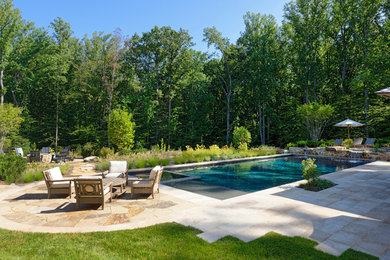 На фото: естественный, прямоугольный бассейн на заднем дворе в классическом стиле с фонтаном с