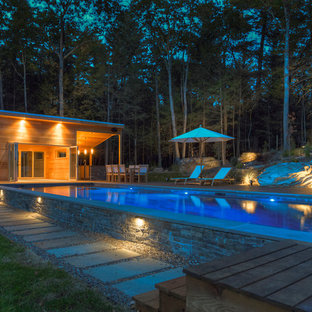 Esempio di una piscina monocorsia moderna rettangolare di medie dimensioni e nel cortile laterale con una dépendance a bordo piscina e pedane