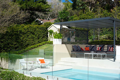 Diseño de piscina contemporánea de tamaño medio en patio trasero