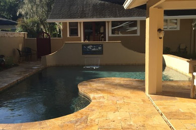 Modelo de piscina con fuente natural de estilo americano pequeña a medida en patio trasero con adoquines de piedra natural