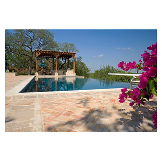 Zero Edge Pool In The Hill Country - Traditional - Pool