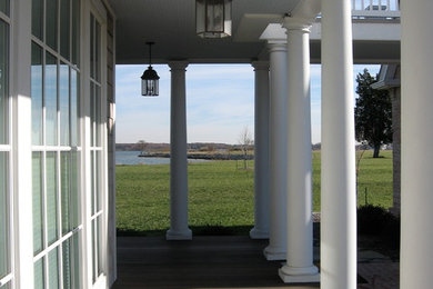 Esempio di un portico tradizionale di medie dimensioni e nel cortile laterale con pedane, un tetto a sbalzo e con illuminazione
