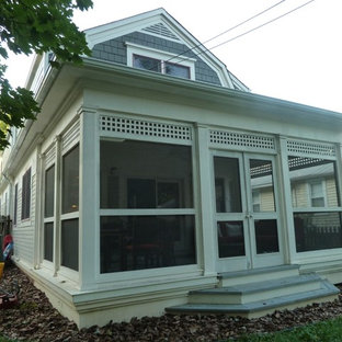 Ispirazione per un piccolo portico stile americano dietro casa con un portico chiuso e un tetto a sbalzo