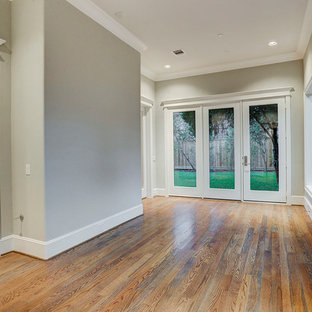 Idee per un portico american style di medie dimensioni e dietro casa con un portico chiuso e un tetto a sbalzo