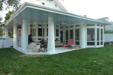 Modelo de porche cerrado de estilo americano de tamaño medio en patio trasero y anexo de casas con adoquines de piedra natural