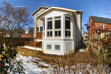 Imagen de terraza de estilo americano de tamaño medio en patio trasero y anexo de casas