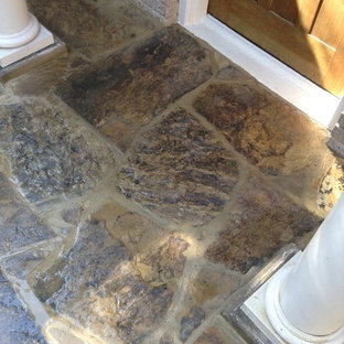 Foto di un portico stile americano di medie dimensioni e davanti casa con pavimentazioni in pietra naturale e un tetto a sbalzo