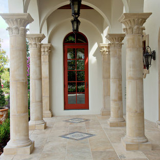 Immagine di un portico mediterraneo di medie dimensioni e nel cortile laterale con piastrelle e un tetto a sbalzo