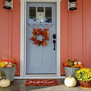 Idee per un piccolo patio o portico stile americano davanti casa con un giardino in vaso, pedane e un tetto a sbalzo