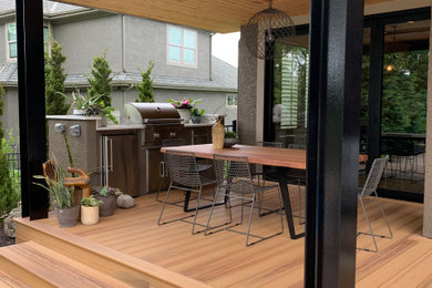 Idées déco pour un petit porche d'entrée de maison arrière moderne avec une cuisine d'été, une terrasse en bois et une extension de toiture.