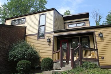 This is an example of a mid-century modern porch design in Cincinnati.